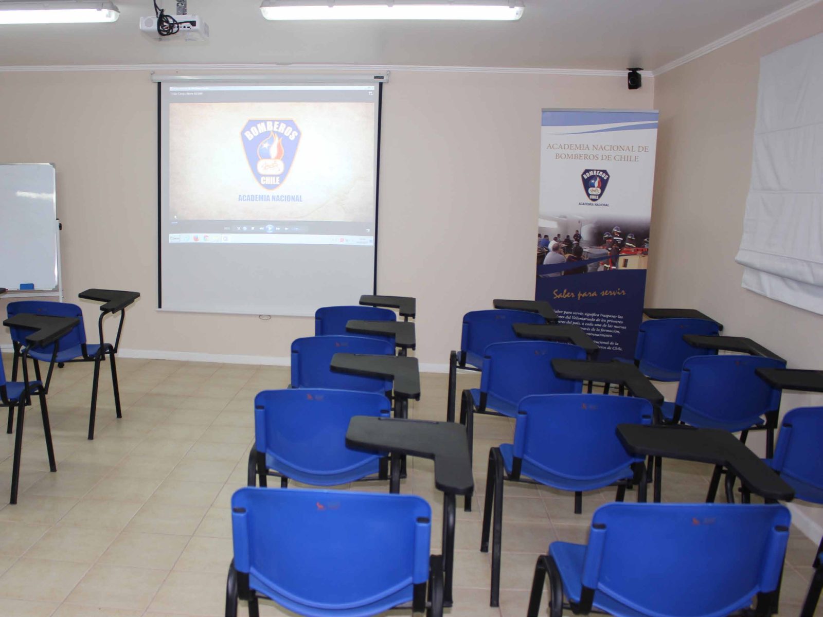 Aulas climatizadas con equipamiento audiovisual