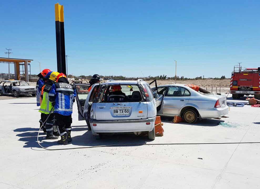 Práctica de rescate vehicular con vehículos siniestrados